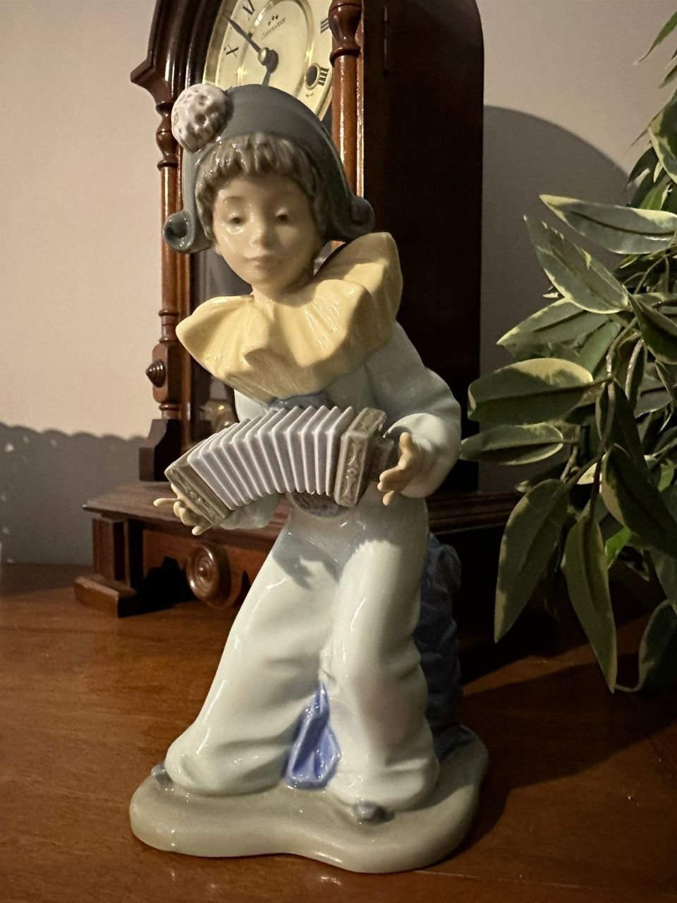 Статуэтка Lladro "Пьеро с концертино"