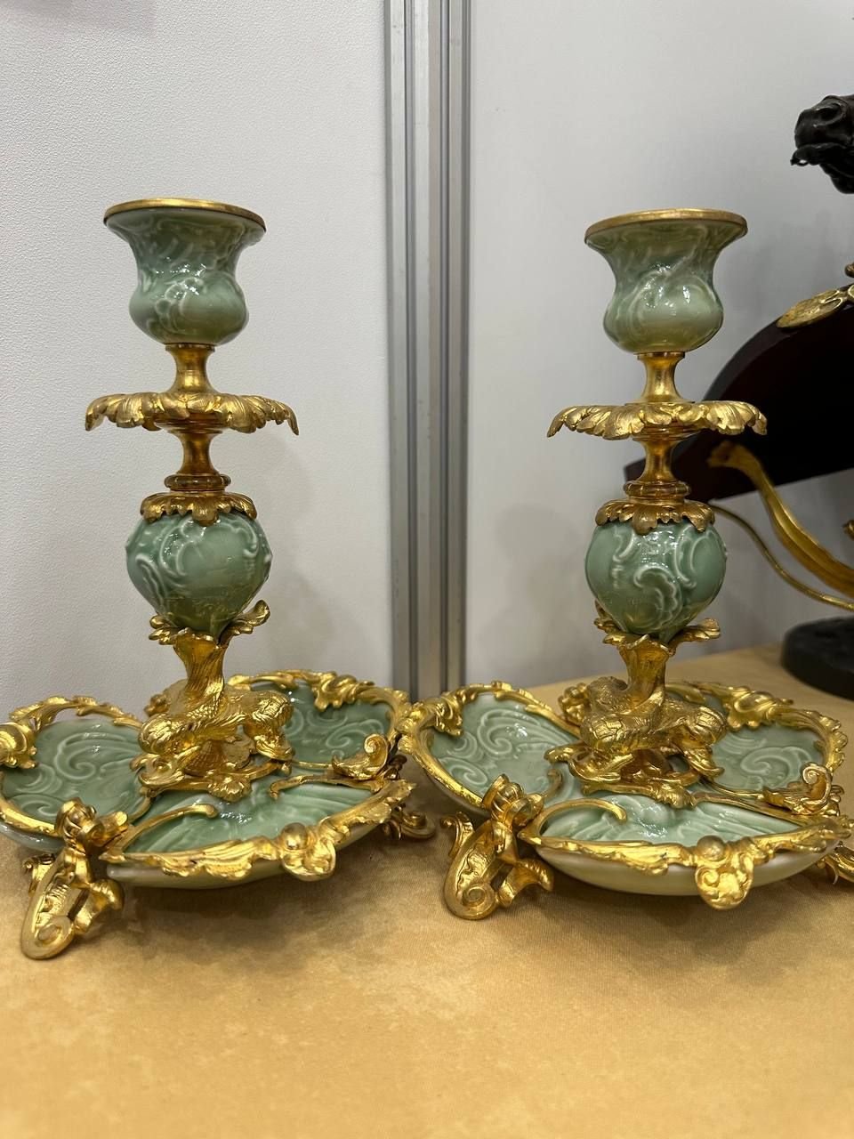 Великолепные парные подсвечники в стиле неорококо с фигурами дельфинов