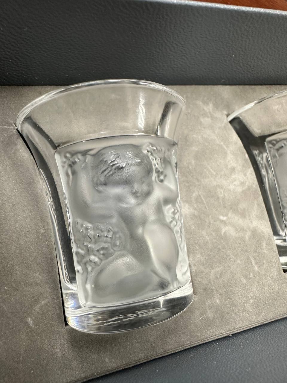 Набор из двух хрустальных стопок «Enfants» Lalique — изображение 3