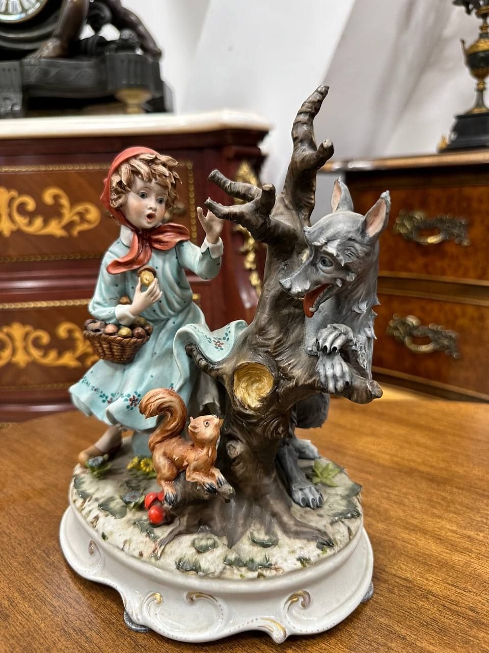 Сюжетная статуэтка Capodimonte "Красная Шапочка"
