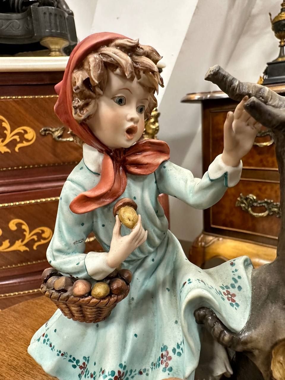 Сюжетная статуэтка Capodimonte "Красная Шапочка" — изображение 3