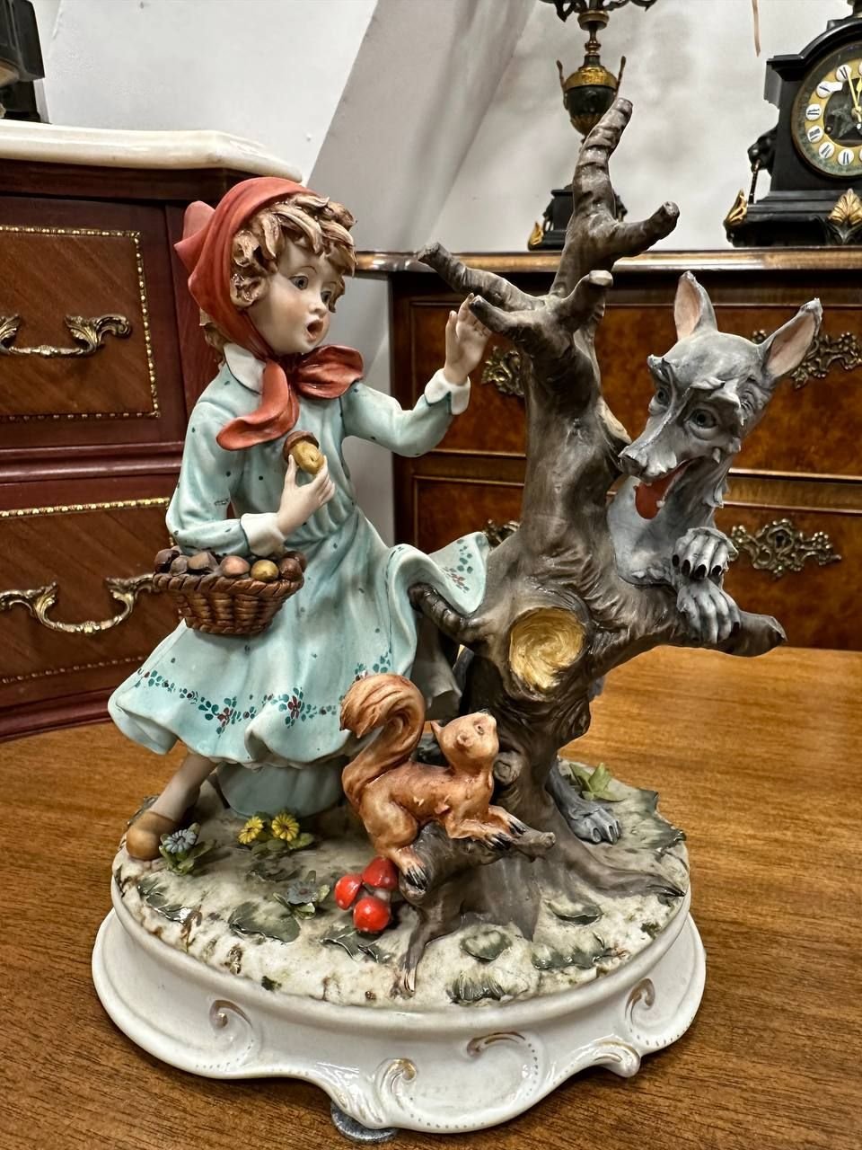 Сюжетная статуэтка Capodimonte "Красная Шапочка" — изображение 2