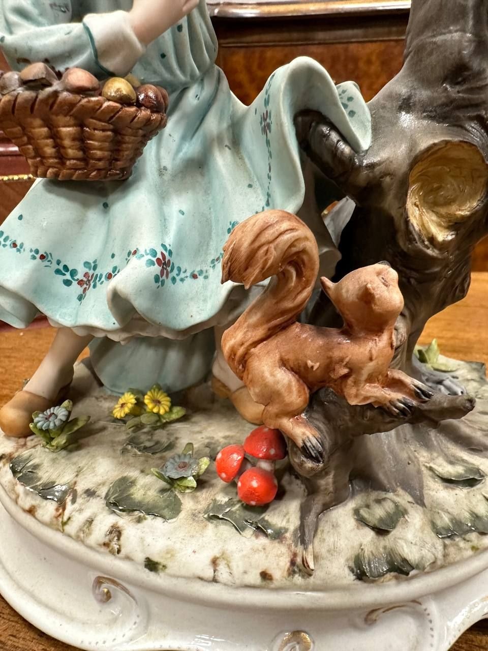Сюжетная статуэтка Capodimonte "Красная Шапочка" — изображение 5