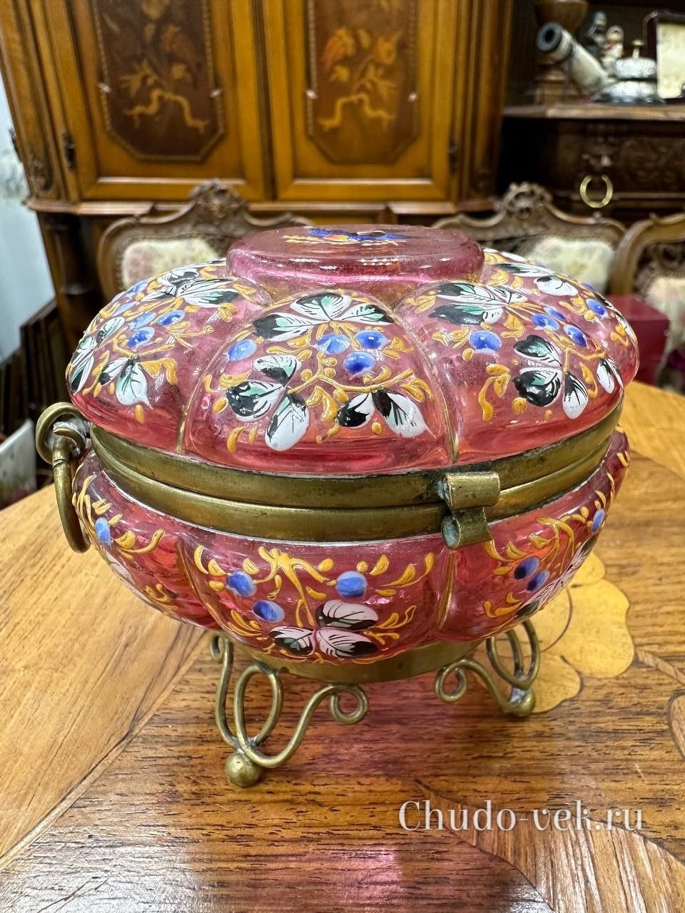 Старинная шкатулка Moser из клюквенного стекла